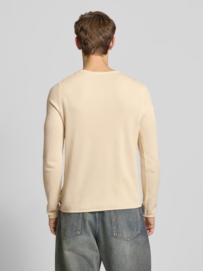 Männermodel trägt Basic Strickpullover mit Rundhalsausschnitt und Rollkanten von REVIEW, beige, regular fit, rugaanzicht, herenmode.