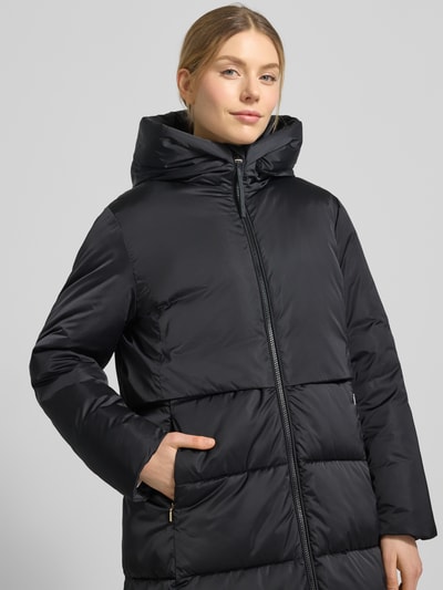 Vrouwenmodel draagt Steppmantel met Zweiwege-Rits model 'CARMEN' van JOOP!, regular fit, kap, ritszakken, zwarte stof, close-up bovenlichaam