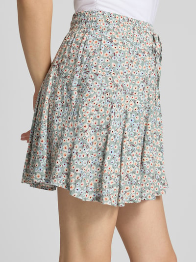 Frauenmodel trägt Mini-Skort aus reiner Viskose Modell 'NALA LIFE' von Only, Optik:Allover-Muster, Passform: leicht ausgestellt, Mini-Länge, Tunnelzug, Bundabschluss: elastisch, zarte florale Muster, leichter Stoff, Ganzkörperansicht von vorne.