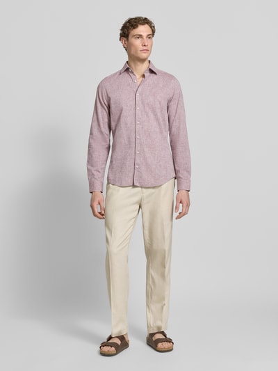 Männermodel trägt Slim Fit Freizeithemd mit Leinen-Anteil von Roy Robson in Rosé, Kent-Kragen, durchgängige Knopfleiste, Langärmelig, Rückenlänge 75 cm, Schulterbreite 45 cm, Ärmellänge 68 cm, Baumwoll-Mix mit Leinen-Anteil, Ganzkörperansicht von vorne.