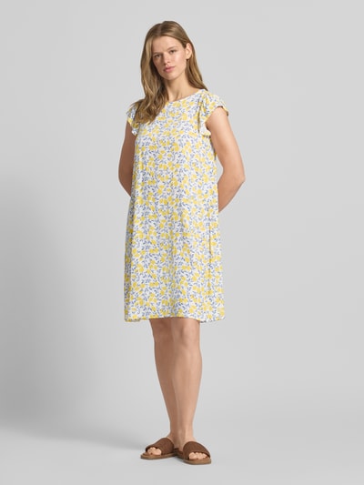 Frauenmodel trägt Regular Fit Sommerkleid aus reiner Viskose Modell 'BARRI' von Pieces in Optik:Allover-Muster, knielang, Rundhals, Kurzarm, Schmetterlingsärmel, Materialverarbeitung: Crêpe, Ganzkörperansicht von vorne.