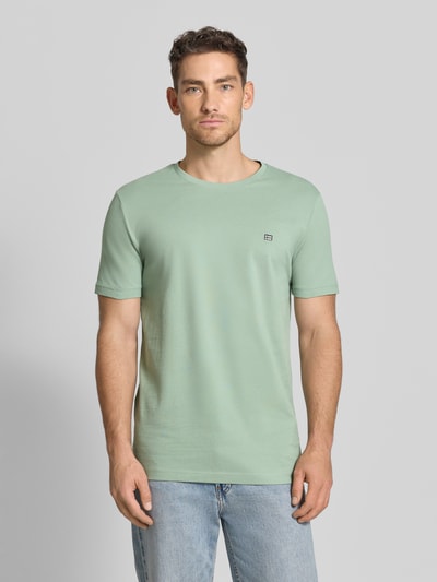 Männermodel trägt T-Shirt aus Baumwolle mit Rundhalsausschnitt von Christian Berg Men in Mint, Regular-Fit, Label-Detail, Ganzkörperansicht von vorne. Rückenlänge bei Größe M: 71 cm, Reine Baumwolle.