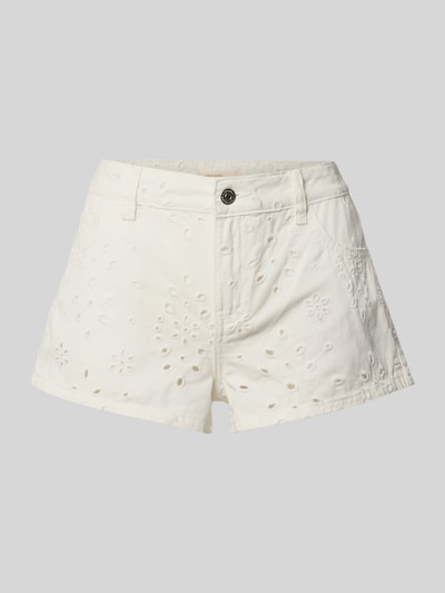 Produktfoto, Jeansshorts mit Lochstickerei und Eingrifftaschen von Gina Tricot aus Reine Baumwolle, Regular-Fit, cremeweiß, Struktur durch Lochstickerei, Knopf-Reißverschluss, Bundweite 42 cm, Innenbeinlänge 5 cm bei Größe 36.
