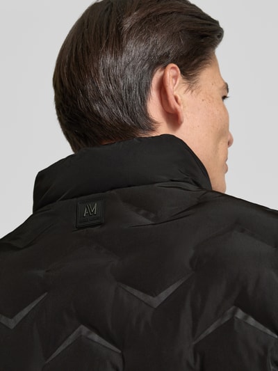 Männermodel trägt Steppjacke mit Stehkragen und Reißverschlusstaschen von Antony Morato in Schwarz, Detailaufnahme Rückansicht. Herren Steppjacke, Regular Fit, Zweiwege-Reißverschluss, seitliche Reißverschlusstaschen, Maße bei Größe 50: Rückenlänge 71 cm, Schulterbreite 50 cm, Brustweite 59 cm, Ärmellänge 66 cm.