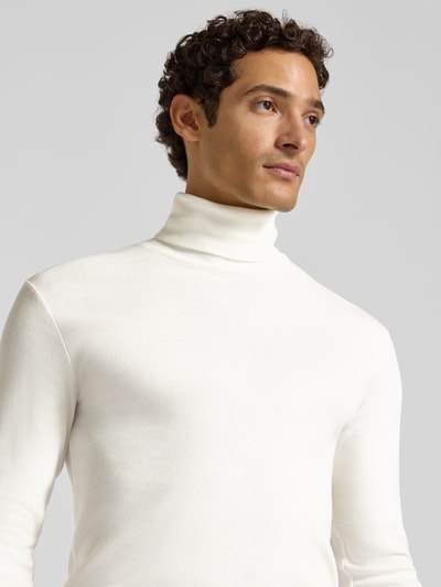Männermodel trägt Regular Fit Langarmshirt aus reiner katoen van Marc O'Polo in wit, effen structuur, Nahaufnahme Oberkörper, Heren t-shirt van Marc O'Polo.