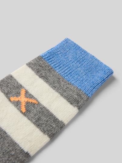 Productfoto, Sokken met wol van UNIO HAMBURG, elastische materiaalmix, ribboordjes, contraststrepen, oranje detail, blauw-grijs-wit.