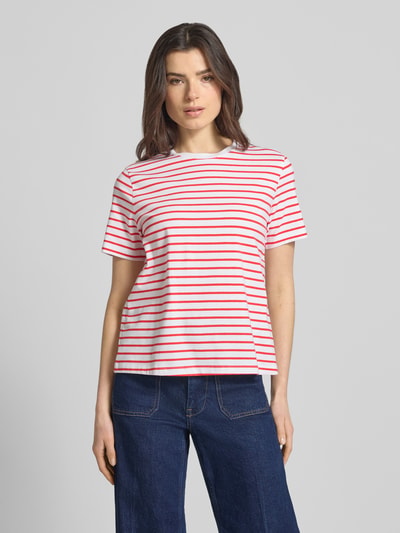 Frauenmodel trägt Damen T-Shirt mit roten und weißen Streifen aus Baumwoll-Mix mit Stretch-Anteil, Rundhalsausschnitt, Modell 'NORA' von Vila, Gerader-Schnitt, Rückenlänge bei Größe S: 57 cm, Ganzkörperansicht von vorne.