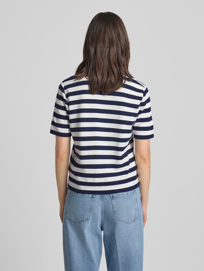 Frauenmodel trägt Regular Fit Poloshirt mit Viskose-Anteil Modell 'Februar' von More & More, blau-weiß gestreift, Ganzkörperansicht Rückansicht.