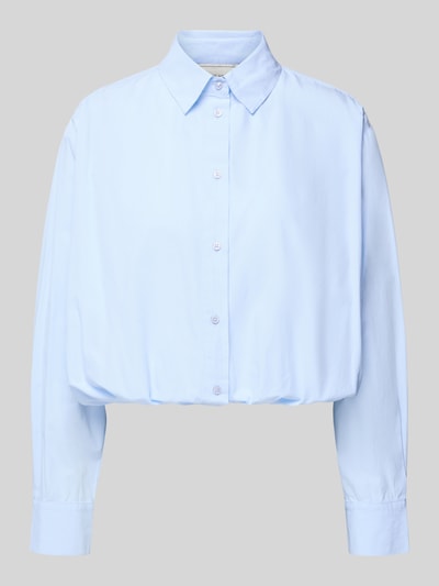 Produktfoto, Cropped Bluse mit Hemdblusenkragen Modell 'Emmana' von Neo Noir aus reiner Baumwolle in Hellblau mit Knopfleiste
