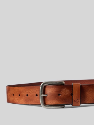 Produktfoto, Gürtel aus echtem Leder von camel active in klassischer Passform, braune Struktur, silberne Dornschließe, Label-Detail, Breite 4 cm