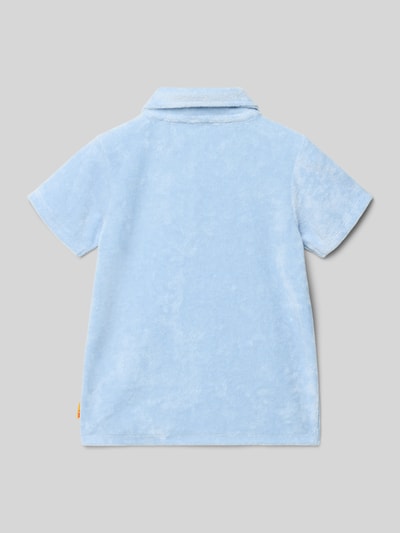 Productfoto, lichtblauw poloshirt met korte knoopsluiting en motiefstitching van Steiff, katoenmix, recht model, polokraag, labeldetail, ruglengte maat 116 is 45 cm