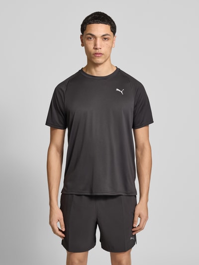 Mannelijk model draagt T-Shirt met Logo en ronde halslijn van PUMA PERFORMANCE, regular fit, zwart, logo op borst, voorkant, bovenlichaam close-up.