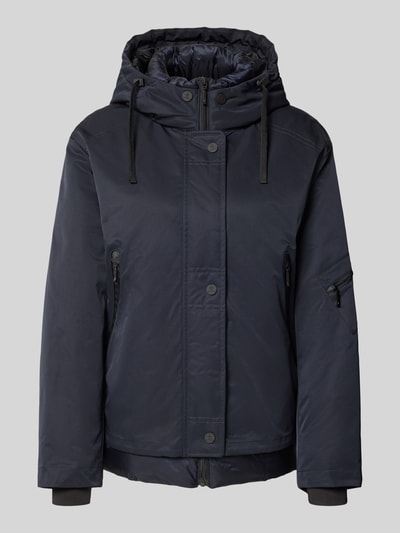 Produktfoto, Jacke mit Reißverschlusstaschen von Amber & June, kolor granatowy, krój regular fit, kaptur z tunelem, listwa guzikowa, kieszenie zapinane na zamek błyskawiczny, długość tyłu w rozmiarze 36: 59 cm, szerokość ramion w rozmiarze 36: 49 cm, szerokość klatki piersiowej w rozmiarze 36: 58 cm, długość rękawów w rozmiarze 36: 57 cm