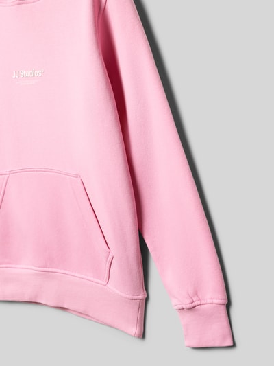 Produktfoto, różowa bluza z kapturem z nadrukiem z logo, mieszanka bawełny, krój regular fit, model 'SOHO' od JACK & JONES