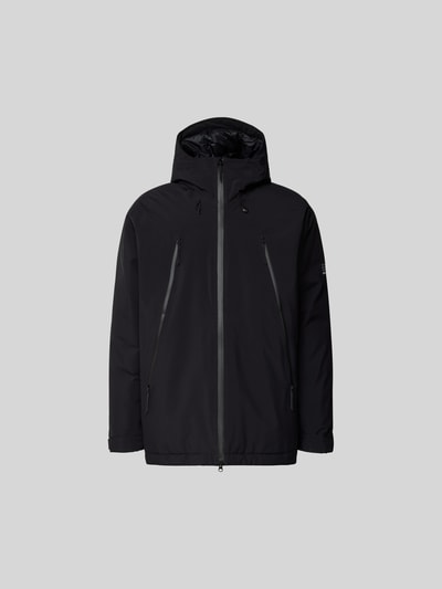 Produktfoto, schwarze Daunenjacke mit Daunen-Feder-Füllung von MM6 Maison Margiela, lockere Passform, Kapuze, Zweiwege-Reißverschluss, Reißverschlusstaschen, Label-Print, verstellbare Ärmelriegel, Tunnelzug im Bund, glatte Textur, Rückenlänge 87 cm, Schulterbreite 57 cm, Ärmellänge 38 cm.