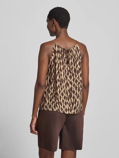 Vrouwenmodel draagt relaxed fit dames top van zuiver viscose Model 'Foyage' van OPUS, bruin-beige patroon, ruglengte maat 36: 53 cm, spaghettibandjes, geheelopname rugaanzicht