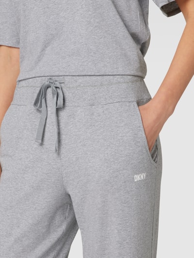 DKNY Spodnie od piżamy z paskiem z logo model ‘Sleep Jogger’ Średnioszary 3