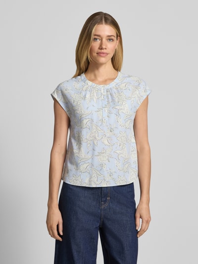 Vrouwenmodel draagt Regular Fit Bluse aus reiner Viskose van s.Oliver BLACK LABEL in lichtblauw met all-over patroon en ronde hals, ganzlichaamsvooraanzicht.