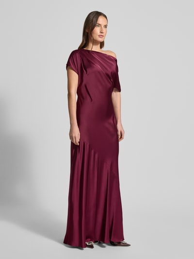 Frauenmodel trägt One-Shoulder-Abendkleid aus Satin Modell 'NEAGAN' von Lauren Ralph Lauren, A-Linie, Maxikleid, burgunderrot, Raffungen, Ganzkörperansicht von vorne.