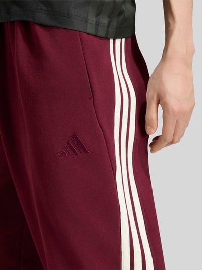 adidas Sportswear Regular Fit Sweathose mit Reißverschlusstaschen Dunkelrot 3