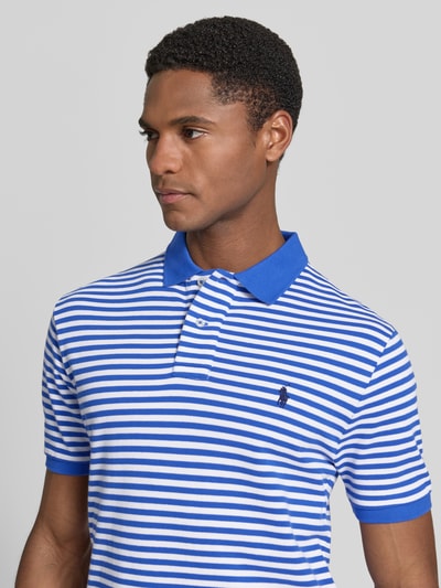 Männermodel trägt Slim Fit Poloshirt aus reiner Baumwolle Modell 'YD MESH STRIPE POLO' von Polo Ralph Lauren, blaue und weiße Streifen, Nahaufnahme Oberkörper, Herren Poloshirt von Polo Ralph Lauren.