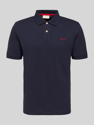 Produktfoto, Regular Fit Poloshirt mit Logo-Stitching von Gant, bawełniana mieszanka elastyczna, krój regular fit, kołnierzyk polo, krótki rękaw, długość tyłu w rozmiarze M 70 cm, granatowy kolor, gładka faktura