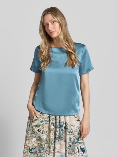 Frauenmodel trägt Regular fit T-Shirt aus Satin Modell 'GILBERT' von Weekend Max Mara in Optik: Unifarben, Rundhals-Ausschnitt, Kurzarm, gefertigt aus Material-Mix mit Viskose-Anteil und Lyocell-Anteil, seidig-glänzende glatte Textur mit leichtem Faltenwurf, Ganzkörperansicht von vorne.