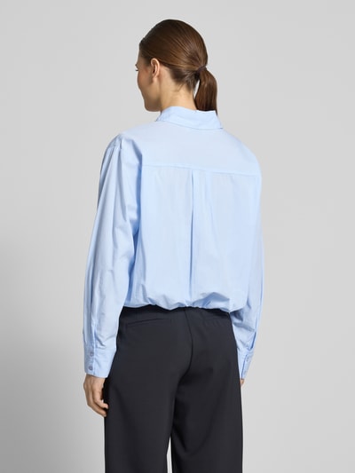 Frauenmodel trägt Cropped Bluse mit Hemdblusenkragen Modell 'Emmana' von Neo Noir in Hellblau, reine Baumwolle, Rückenansicht Ganzkörperansicht.