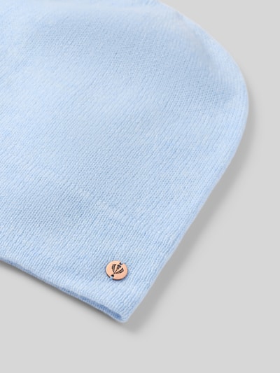 Produktfoto, hellblaue Beanie aus reinem Kaschmir von FRAAS mit feiner Ziernaht und Label-Applikation, weiche Textur.