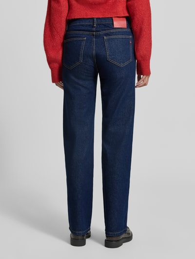 Frauenmodel trägt Loose Fit Jeans aus reiner Baumwolle Modell 'CALESSE' von MAX&Co., dunkelblauer Denim, Label Patch, Ganzkörperansicht Rückansicht.