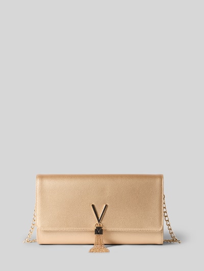Produktfoto, Clutch / Abendtasche mit Logo-Detail Modell 'DIVINA' von Valentino Bags in Gold mit leicht strukturierter Oberfläche vor grauem Hintergrund, Damen Clutch / Abendtasche von Valentino Bags