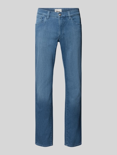 Produktfoto, Regular Fit Jeans aus Baumwoll-Mix mit Viskose-Seiden-Anteil Modell 'Chuck' von Brax in mittelblauem Denim, Twillstruktur, 5-Pocket-Design, Label Patch und Gürtelschlaufen, ruhige Farbverläufe und glatte Textur.