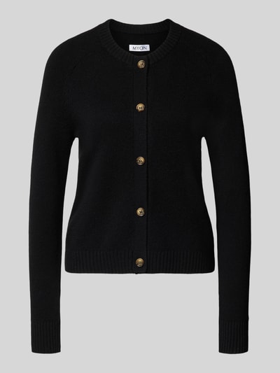 Produktfoto, schwarze Strickjacke aus reinem Kaschmir von MYON mit durchgehender Knopfleiste, gerader Passform und Rundhalsausschnitt, Damenmodell, glatte Textur