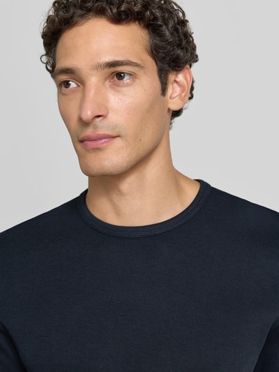 Männermodel trägt Regular Fit Longsleeve aus reiner Baumwolle Modell 'Basic' von Lindbergh, dunkelblau, Nahaufnahme Oberkörper. Rückenlänge bei Größe M: 73 cm, Rundhalsausschnitt.