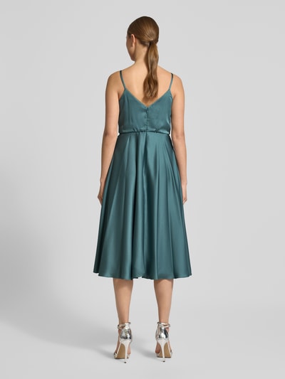 Frauenmodel trägt Cocktailkleid mit Wasserfall-Ausschnitt von Jake*s Cocktail, taillierte Passform, Satin, Midilänge, Ganzkörperansicht Rückansicht.