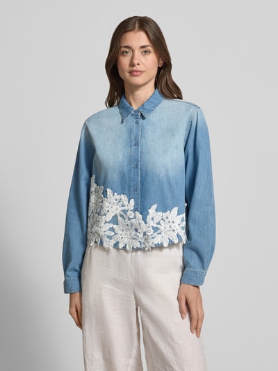 Frauenmodel trägt Regular Fit Hemdbluse in Denim-Optik mit Spitzenbesatz von More & More, Reine Baumwolle, Hemdblusenkragen, Langärmelig, durchgängige Knopfleiste, Rückenlänge bei Größe 36: 50 cm, Ärmellänge: 58 cm, helle und blaue Farbtöne, florale Spitzendetails, glatte Textur, Ganzkörperansicht von vorne.