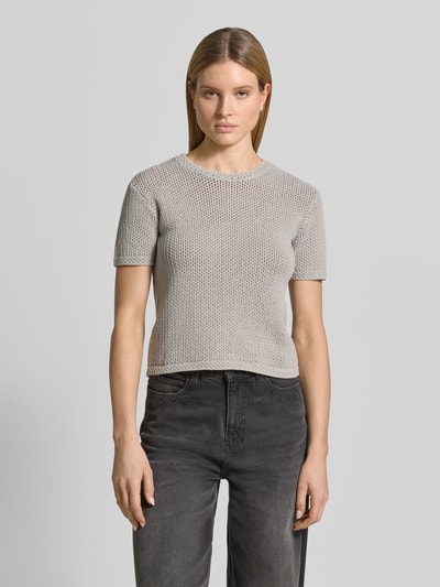 Frauenmodel trägt Strickshirt mit Rundhalsausschnitt von ARMANI EXCHANGE, beige, Baumwoll-Mix, Regular Fit, Halbarm, Ganzkörperansicht von vorne.