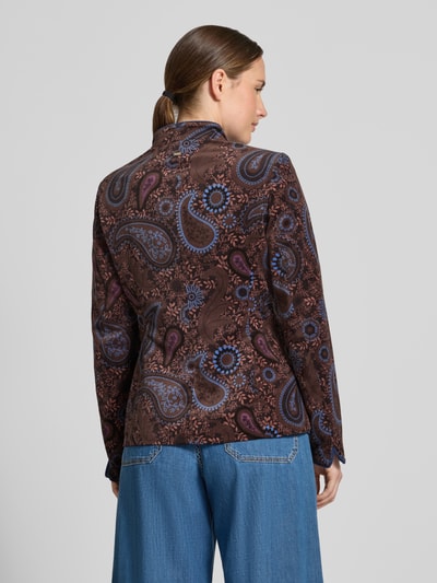 Frauenmodel trägt Slim Fit Blazer mit Viskose-Anteil und Stehkragen von White Label, braun-blaues Paisleymuster, Material-Mix, Ganzkörperansicht Rückansicht.