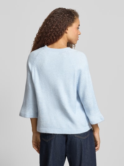 Frauenmodel trägt Oversized Strickpullover mit 3/4-Arm Modell 'SIMONI' von ONLY, Optik: Unifarben, Strickoptik, Melange, Ganzkörperansicht Rückansicht.