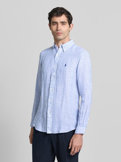 Mannenmodel draagt Regular Fit Vrijetijdsoverhemd uit puur linnen van Polo Ralph Lauren, tweekleurige look, gestreept patroon, custom fit, logodetail, lange mouw met sportmanchet, afgeronde rompzoom, gevlamd garen, voorkant volledig in beeld, frontale gehele lichaamsaanzicht.