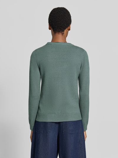 Frauenmodel trägt Strickpullover aus Viskose-Mix von VILA in taillierter Passform mit geripptem Rundhalsausschnitt, Ganzkörperansicht Rückansicht.