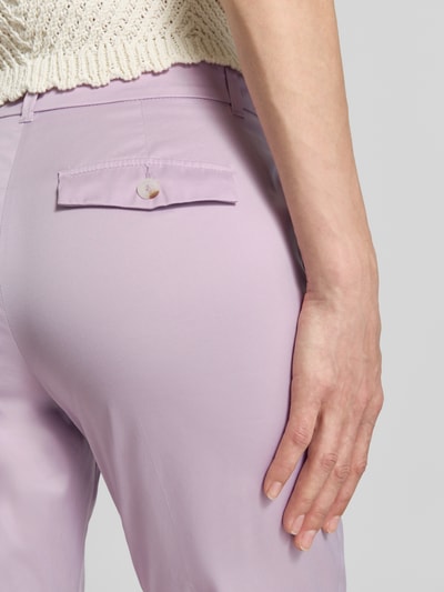 Vrouwenmodel draagt Slim Fit stoffen broek in verkorte pasvorm van Christian Berg Woman, katoenmix, steekzakken, achterzakken, knoop- en ritssluiting, bandwijdte maat 36: 40 cm, binnenbeenlengte maat 36: 68 cm, detailopname achterkant.