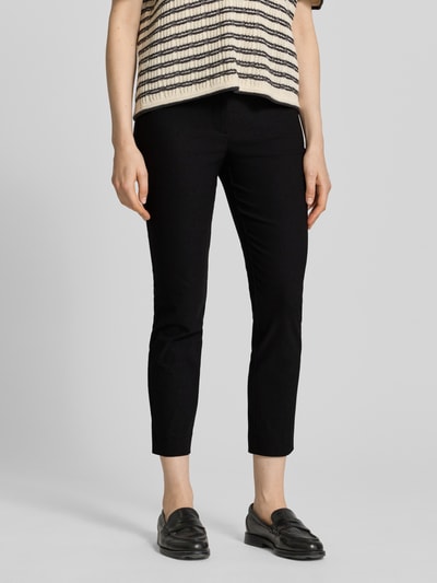 Frauenmodel trägt Slim Fit Stoffhose in verkürzter Passform von Christian Berg Woman, schwarzer elastischer Baumwoll-Mix, Nahaufnahme Oberkörper