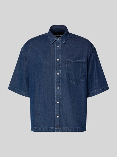 Produktfoto, Oversized Jeanshemd aus Baumwoll-Lyocell-Mix von Armedangels, denim, krój oversized, kołnierzyk typu kent, listwa guzikowa na całej długości, naszywka z logo, wyhaftowane logo, pas na plecach, długi rękaw, brustasza, wykończenie materiału: splot twill, materiał: mieszanka bawełny i lyocellu