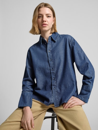 Frauenmodel trägt Regular Fit Hemdjacke in Denim-Optik von MAC im Baumwoll-Lyocell-Mix mit Hemdblusenkragen und Knopfleiste, Nahaufnahme Oberkörper.