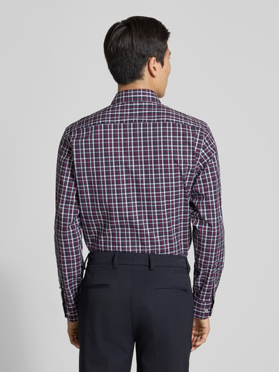 Männermodel trägt Regular Fit Business-Hemd mit Kentkragen von ETERNA aus puur katoen, langemouw, borstzak, knoopsluiting, sportmanchet, ruglengte 80 cm, schouderbreedte 49 cm, mouwlengte 64 cm, ruitpatroon in rood, wit en zwart; Ganzkörperansicht Rückansicht.