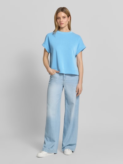 Kobieta nosi Sweatshirt aus Modal-Mix mit Kappärmeln od Rich & Royal, mieszanka modalu z dodatkiem streczu, krój relaxed fit, okrągły dekolt, krótkie rękawy, przód z pełnej sylwetki