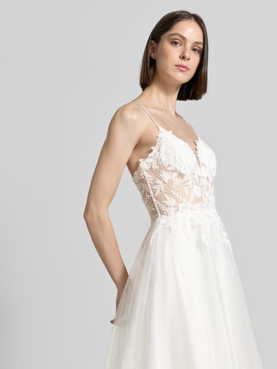 Kobiece modelka nosi długa sukienka 'Maxikleid mit Stitchings und rückseitiger Schnürung' od Luxuar z tiulu, taliowany fason, hafty, wiązanie z tyłu, długość tyłu w rozmiarze 36: 14 cm, szerokość w rozmiarze 36: 34 cm, jasne kolory, gładka tekstura, całkowite ujęcie górnej części ciała z przodu