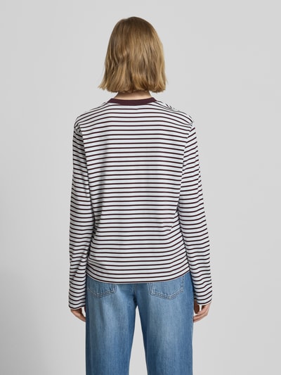Frauenmodel trägt Boxy Fit Longsleeve Modell 'SOPHIA' von JJXX, Reine Baumwolle, Streifenmuster, Rundhalsausschnitt, Rückenlänge bei Größe S: 53 cm, Ganzkörperansicht Rückansicht.