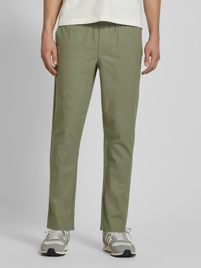 Männermodel trägt Tapered Leinenhose aus Baumwoll-Leinen-Mix Modell 'LINUS' von Only & Sons in Melange-Optik, Nahaufnahme Unterkörper.
